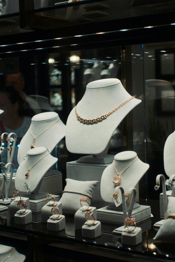 Stylish necklace stands: elegant solutions for every collection